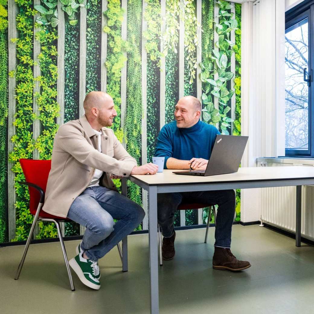 Student Bedrijfskunde heeft een adviesgesprek met een studieadviseur