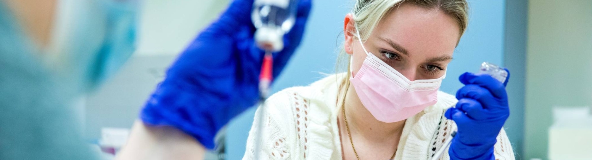 Studenten volgen een opfriscursus vaccineren om zich voor te bereiden op de COVID-vaccinaties.