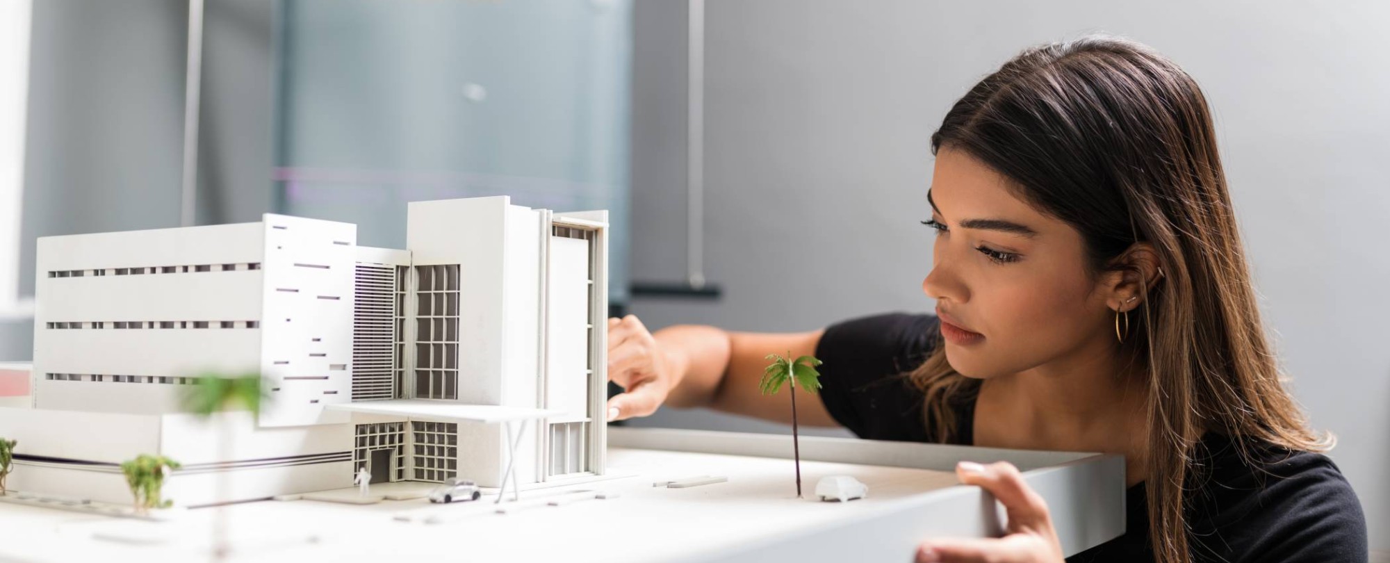 studente kijkt naar haar maquette