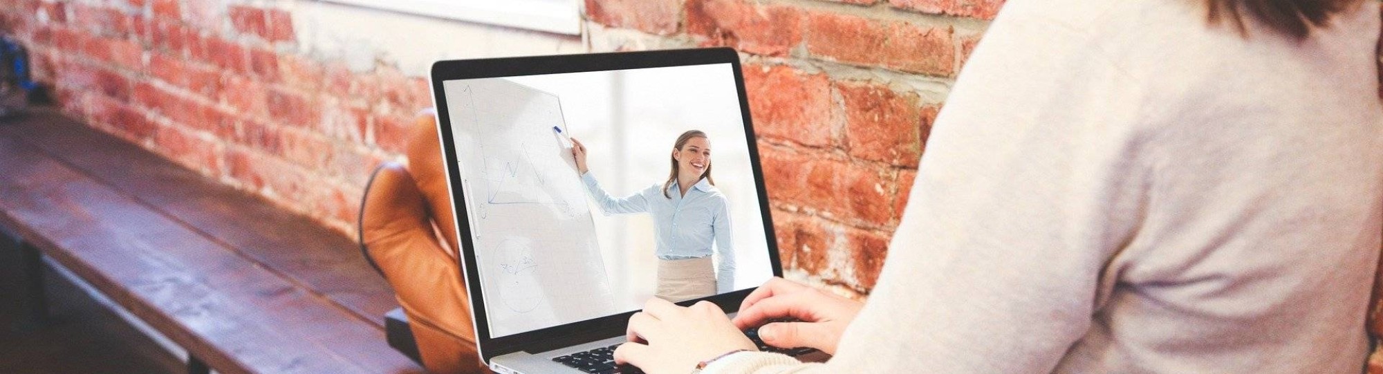 civiele techniek, virtueel les. Meisje volgt les vanaf de laptop