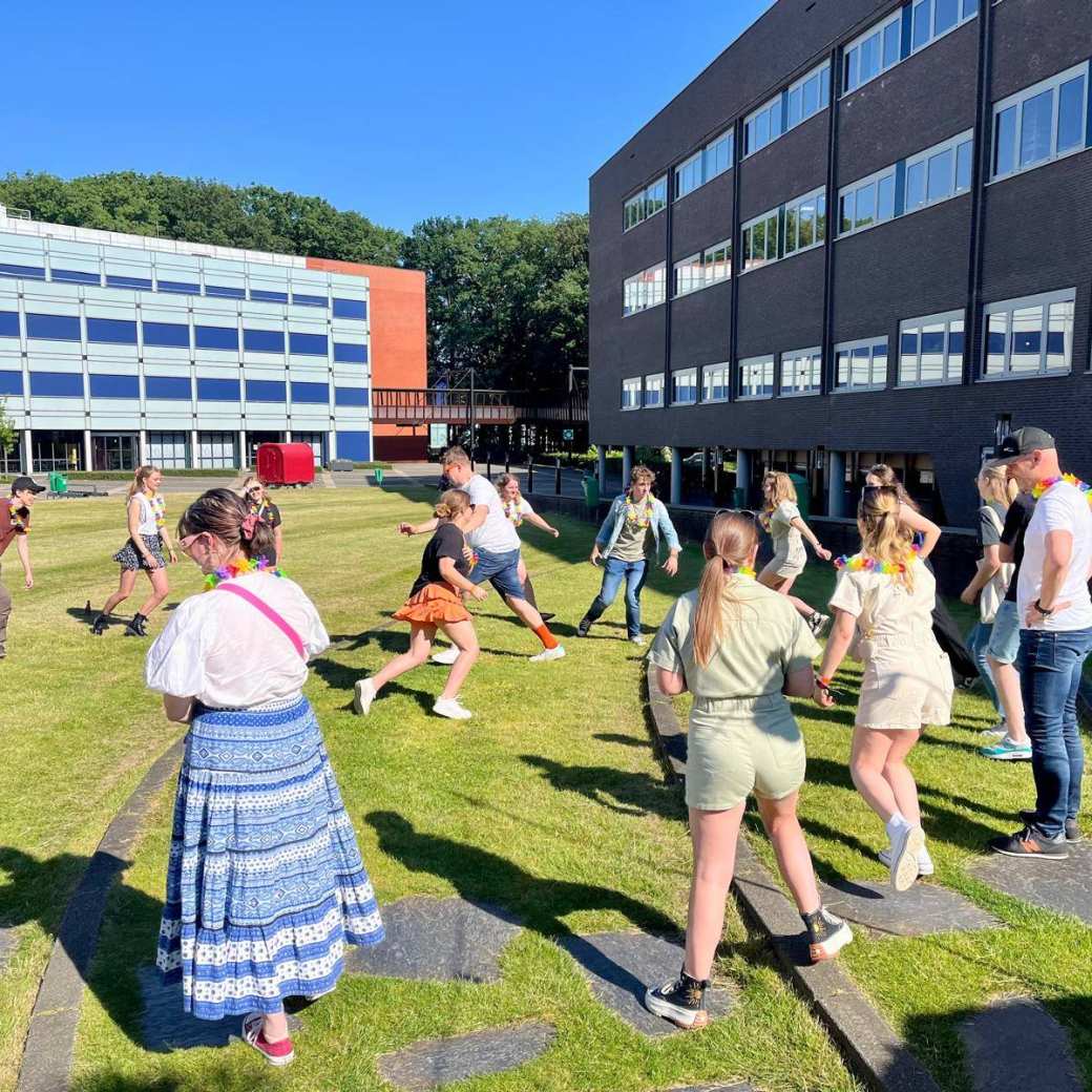 (Toekomstige) studenten aan de HAN Pabo in Arnhem spelen een spel op het grasveld voor het gebouw, tijdens de Summer Vibe BBQ 2024