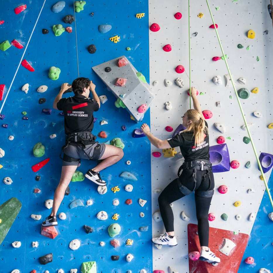 sport sportkunde en alo studenten en docenten op sportveld en gymzaal