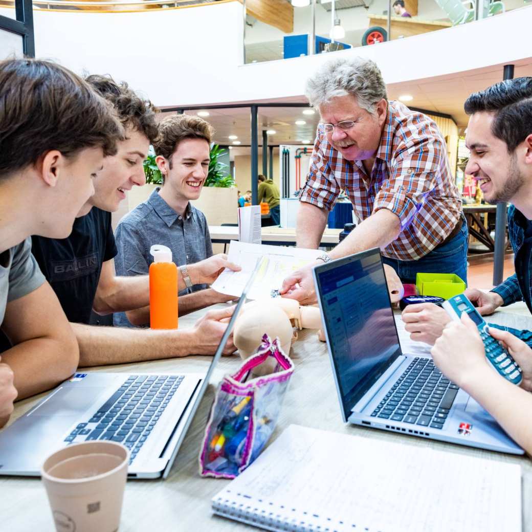 Een docent geeft uitleg aan studenten van de opleiding embedded systems engineering op het health concept lab.