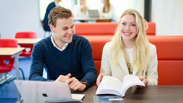 2 HAN studenten Human Resource Management overleggen in een leslokaal