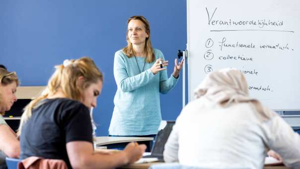 Studenten van de master pedagogiek volgen een les op de groenewoudseweg