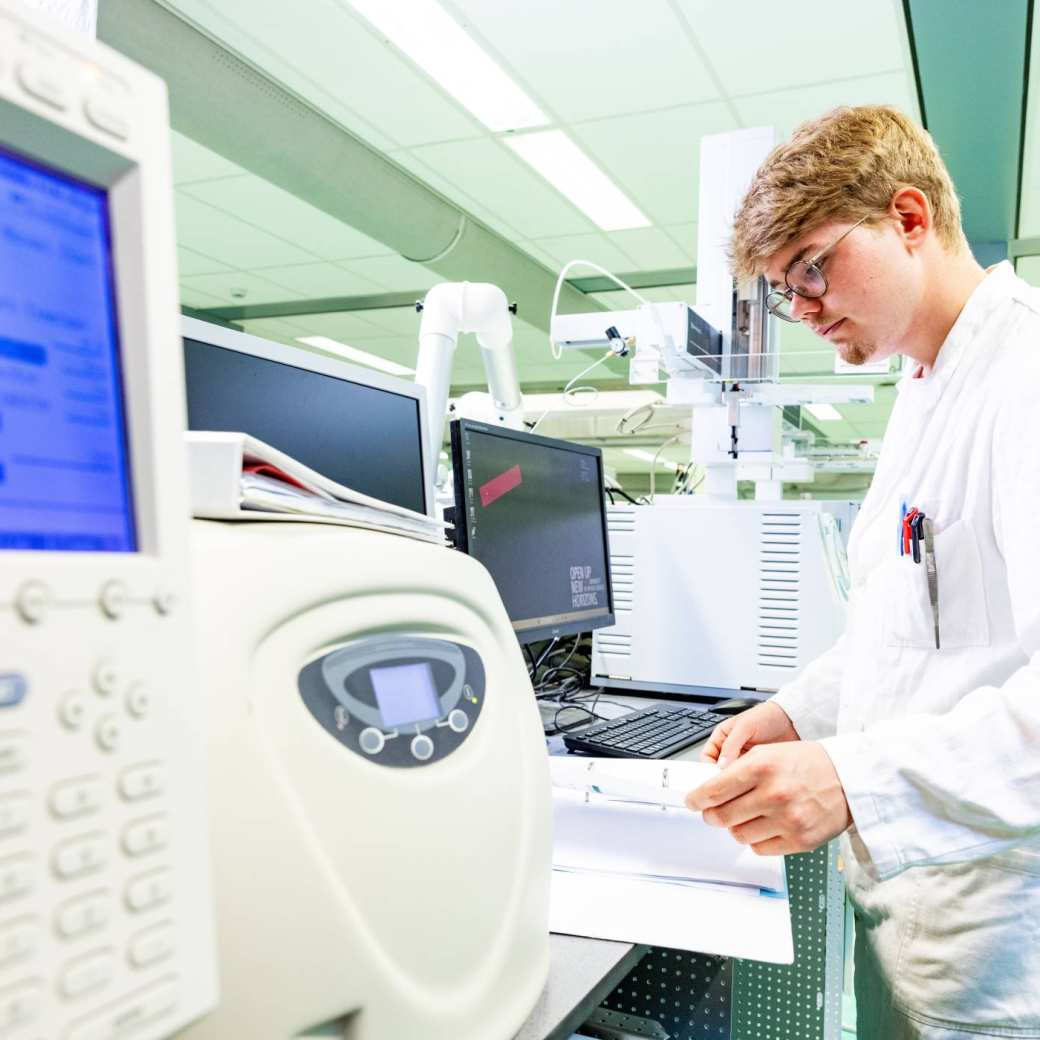 student in een chemielab aan het werk