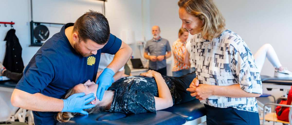 Docent MMR geeft instructie aan studenten (orofaciaal)
