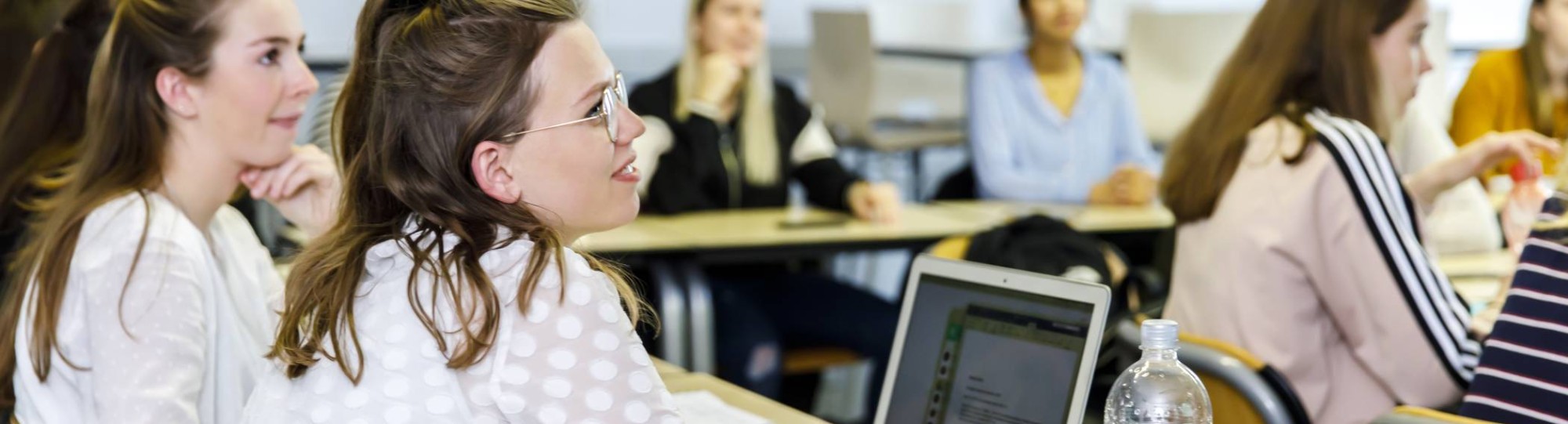 Studenten luisteren in de klas