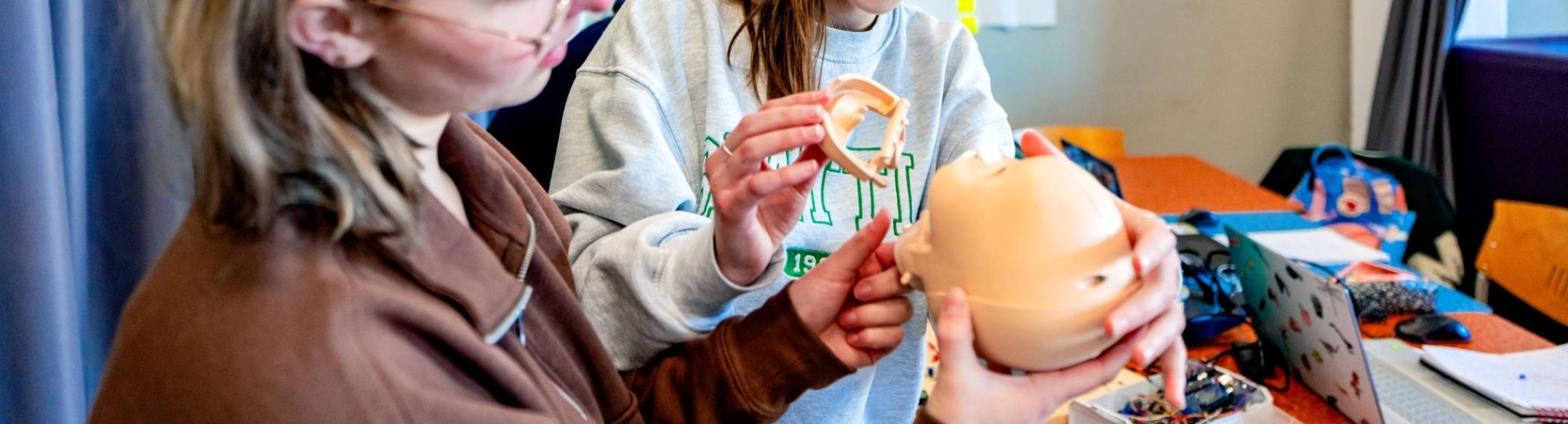 Studenten in het Health Concept Lab van de HAN werken aan een technologische babypop die als hulpmiddel gaat dienen voor verpleegkundigen om te leren reanimeren.