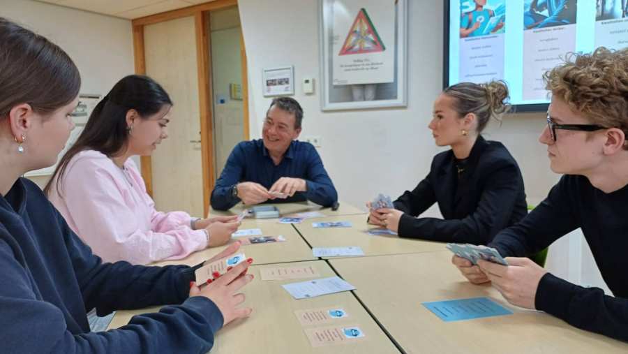 educatie_stuurkracht-challenge-docent-student-spelspelen-2_2025. Op de foto Anna Deeben, Zoe Flissinger, Harry Stokhof, Matttias Meijers, Milou Hendriks