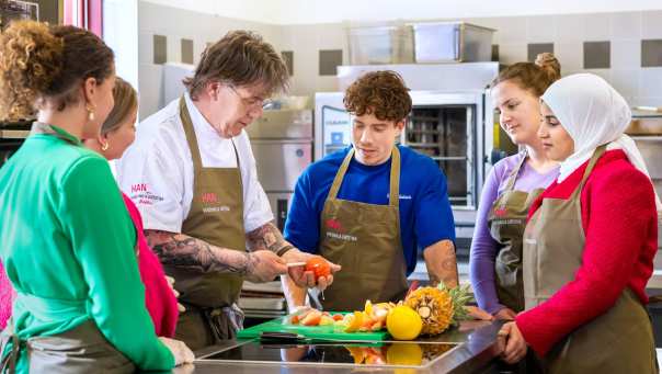 Studenten krijgen instructie in de keuken. 