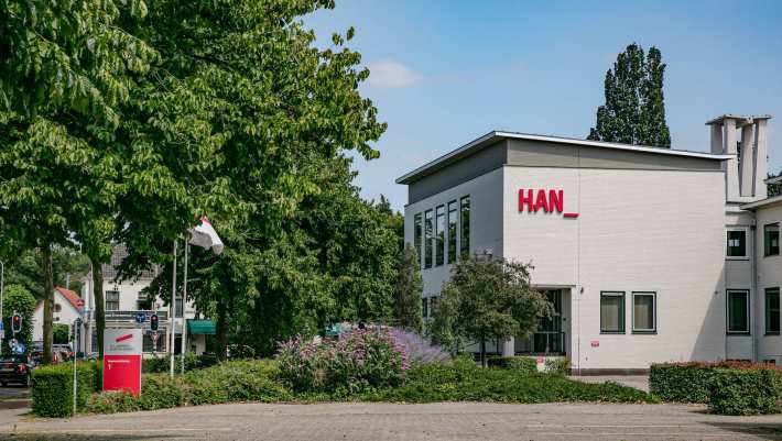 Nijmegen, Groenewoudseweg 1, torentje, wit, woordmerk, logo, signing, branding, huisstijl
han-corporate_groenewoudseweg-1-nijmegen-vlag-ingang-bord_2021