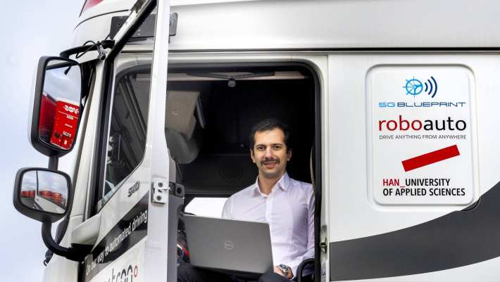 Ambitieuze Master Engineering Systems student bouwt aan de toekomst in Intelligent Mobility. Automotive student Radu Firtat in de truck van V-tron.