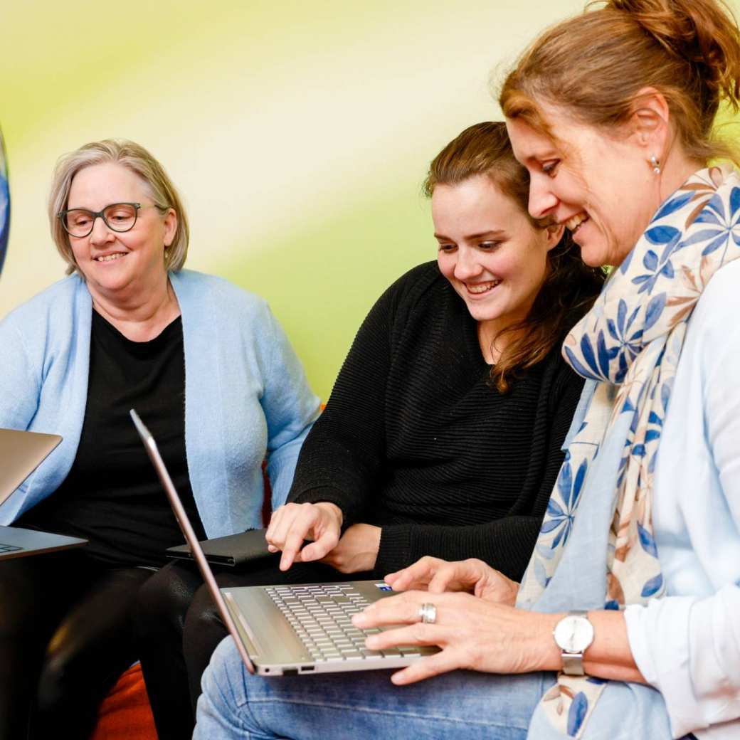 Drie vrouwen zijn aan het overleggen