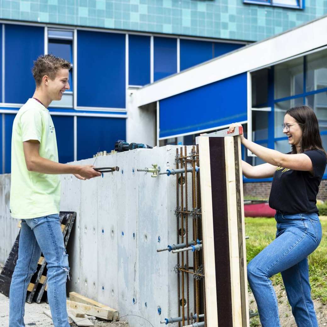 werken aan een eigen sluis in de tuin van de opleiding civiele techniek