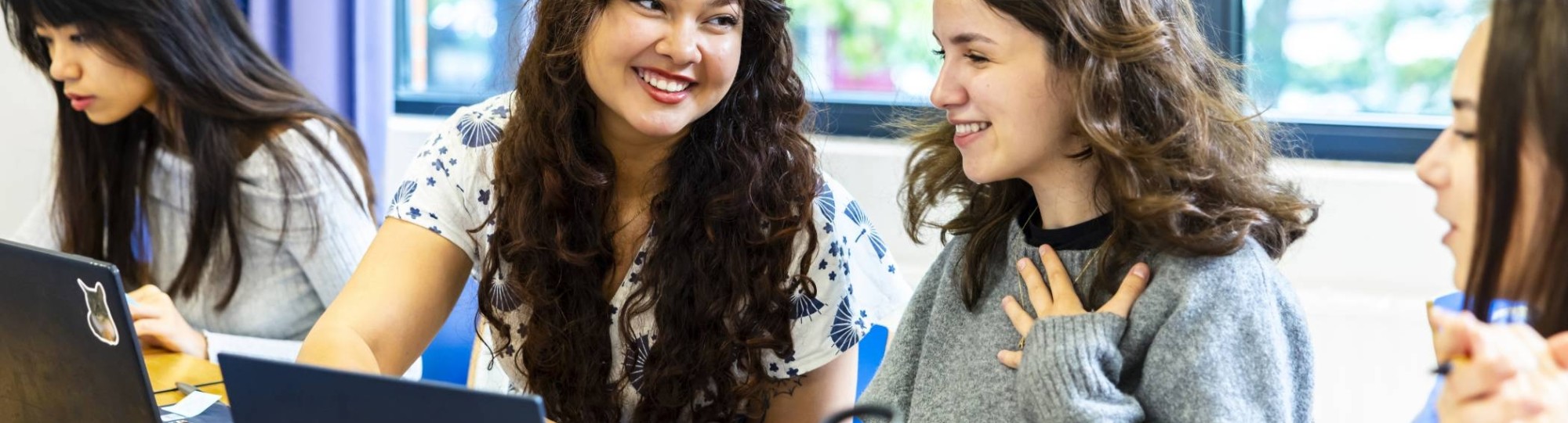 Drie studenten van de master Circular Economy luisteren aandachtig naar de les