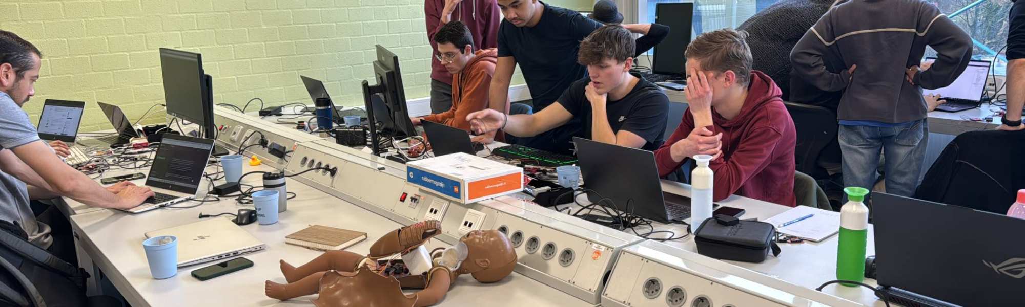 Studenten van HAN Embedded Systems Engineering (ESE) doen mee aan eerste hakaton samen met Health Concept Lab, Cap Gemini en Wilhelmia kinderziekenhuis, onderdeel van UMC Utrecht
