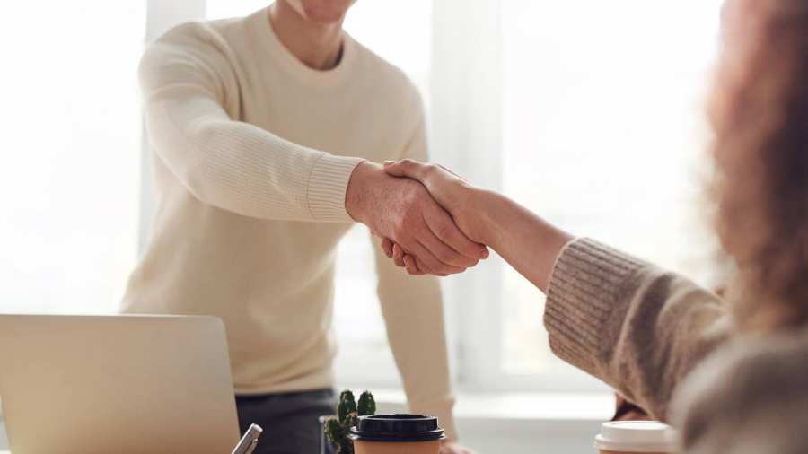 Stockfoto van twee personen die elkaar de hand schudden