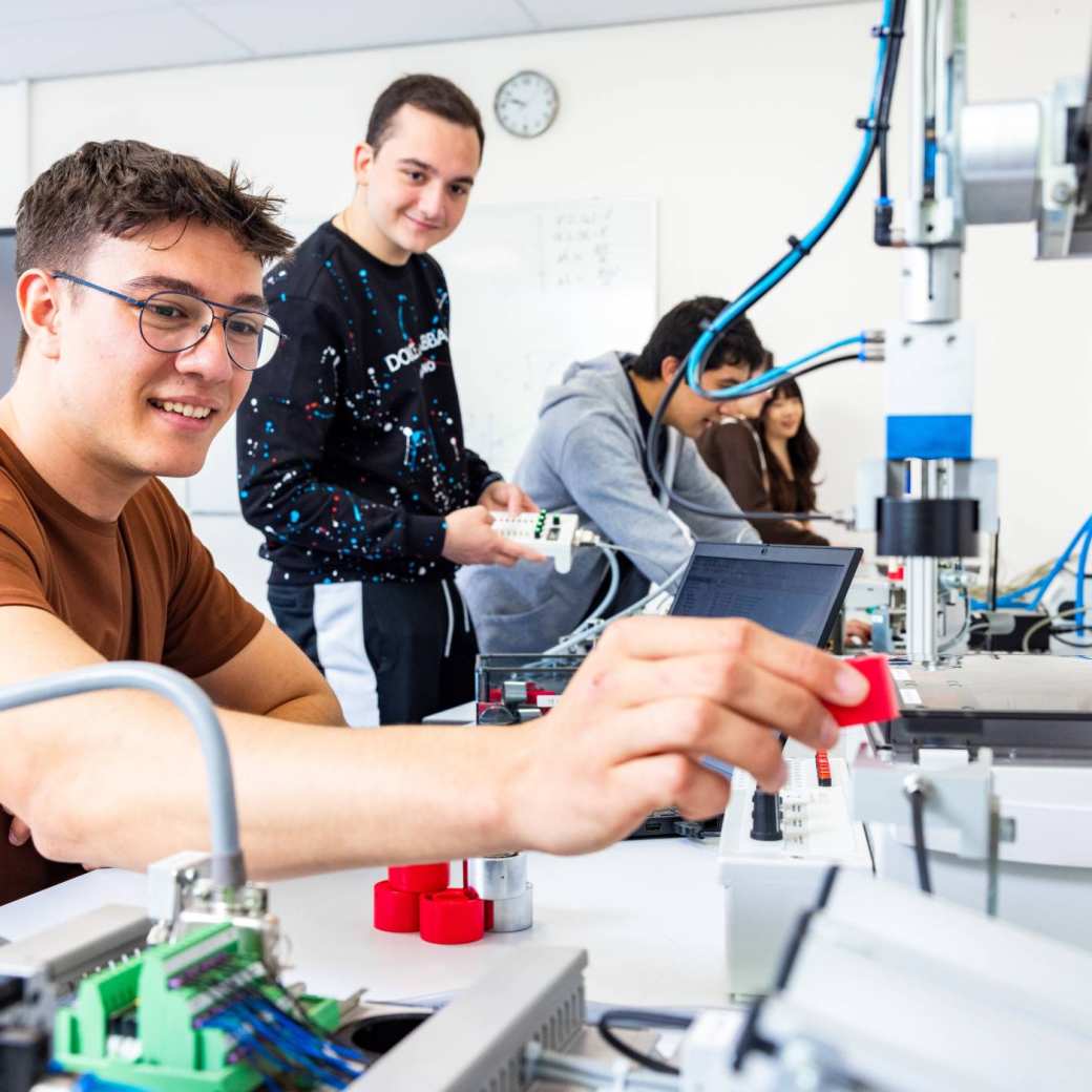 studenten elektrotechniek in practicumruimte