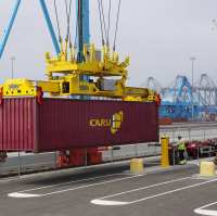 Containers aan een lift. Transport en Logistiek