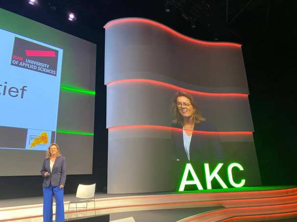 Senior onderzoeker Bouwine Carlier geeft een presentatie op het congres van arbeidsdeskundigen