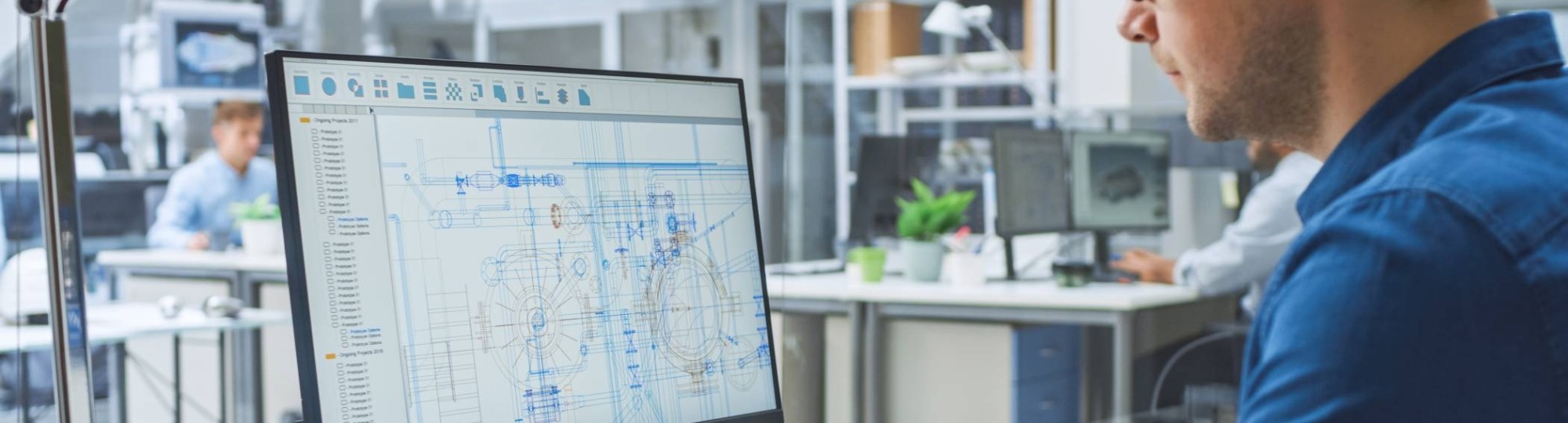 Beeld van ingenieur die op computer werkt met Cadsoftware