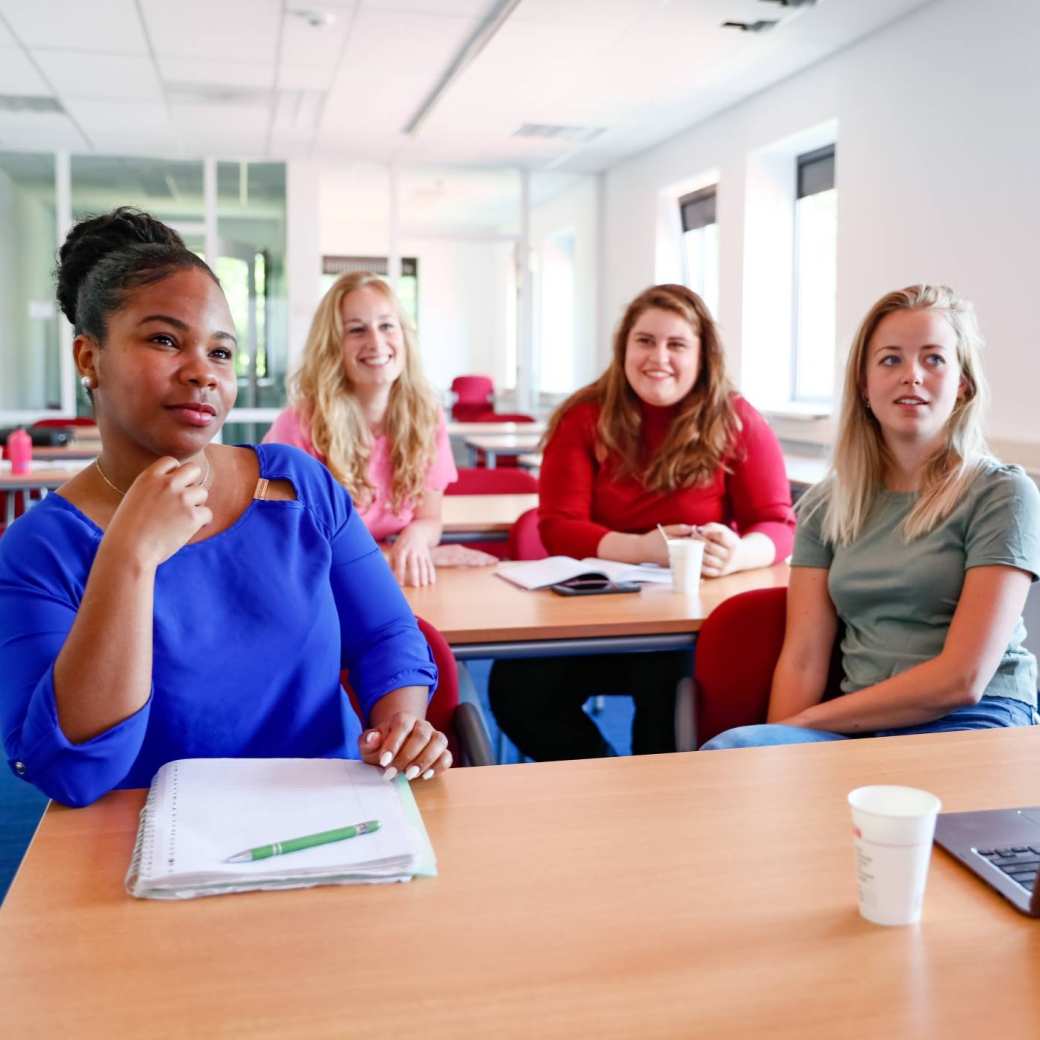 HBO masters studenten volgens samen een les in klas opstelling