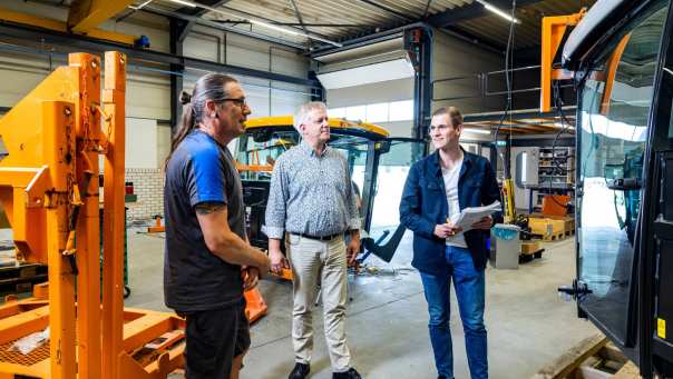 Technische Bedrijfskunde student Jort overlegt met medewerker op de werkvloer van ARA.