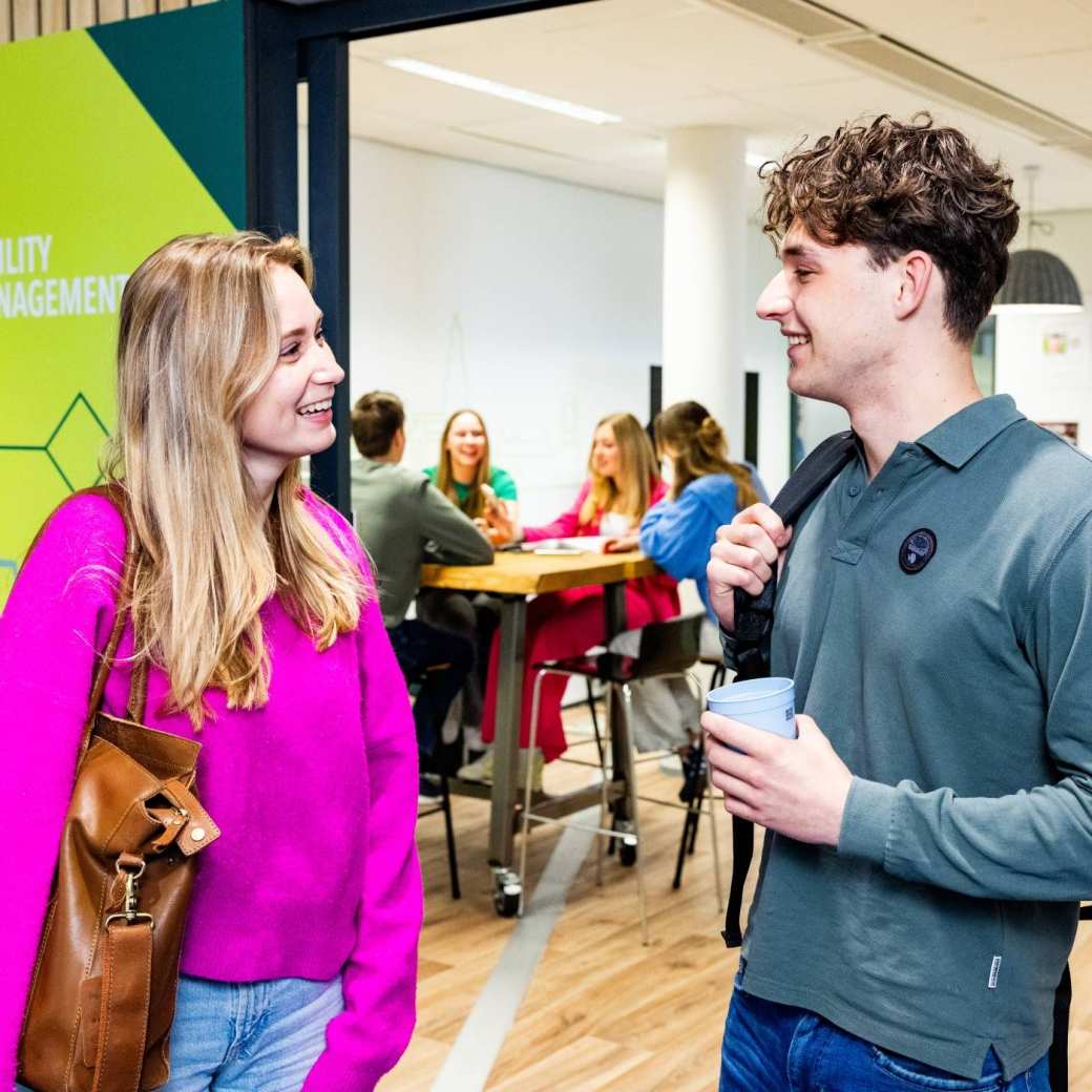 studenten van de hbo studie facility management in gesprek