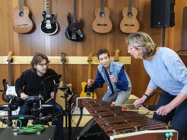 Docent en student Master Vaktherapie - Muziektherapie - maken muziek.