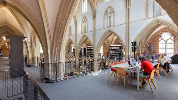 herbestemmen en verduurzamen gebouwen, bibliotheek in kerk