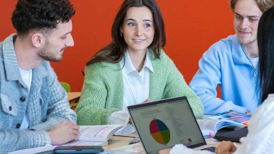 Studenten werken in de klas