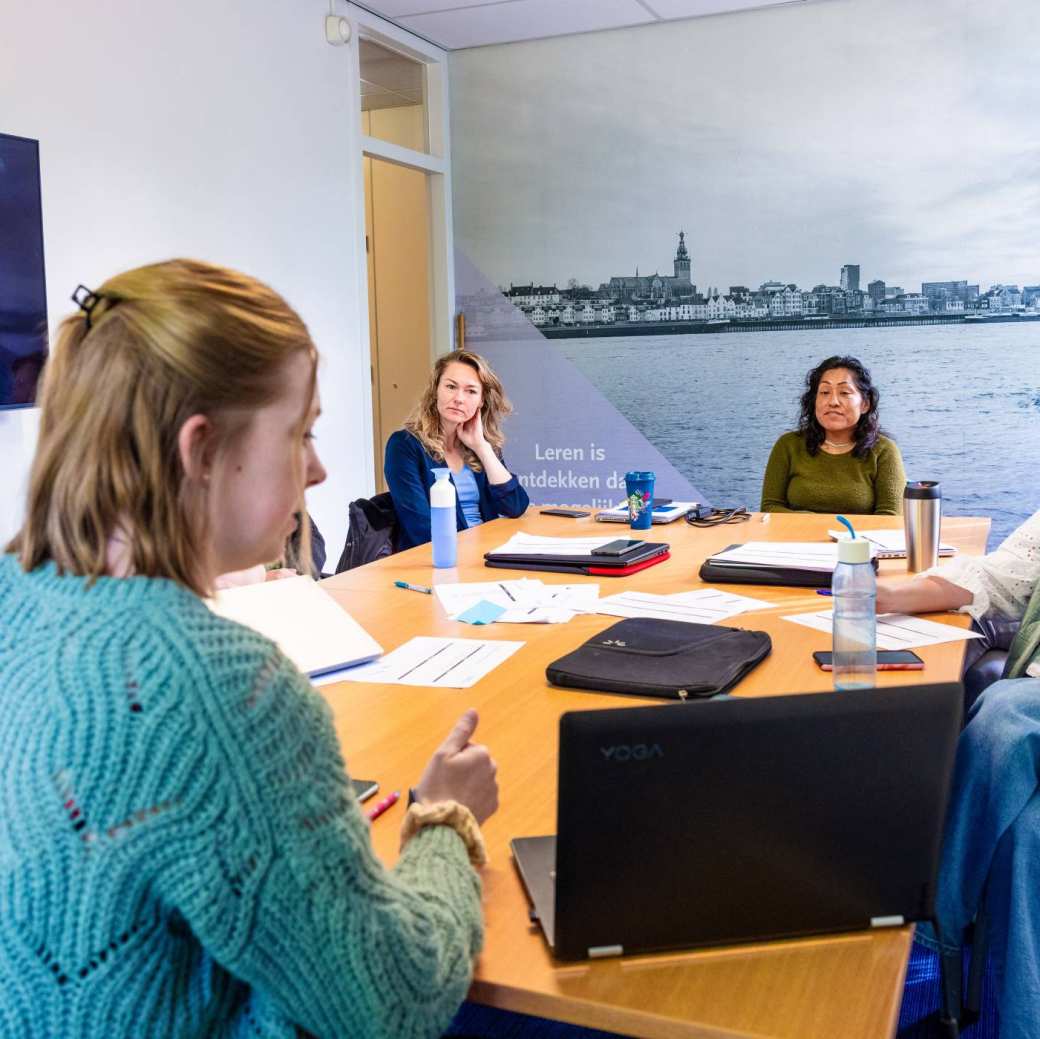 Vrouw legt casus uit. Groene trui aan. Locatie Groenewoudseweg. opleiding maag-, darm-, leververpleegkundige.