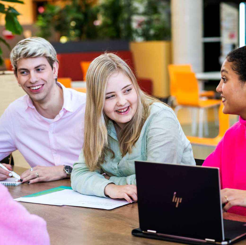 Logopedie studenten studeren samen logopedisten