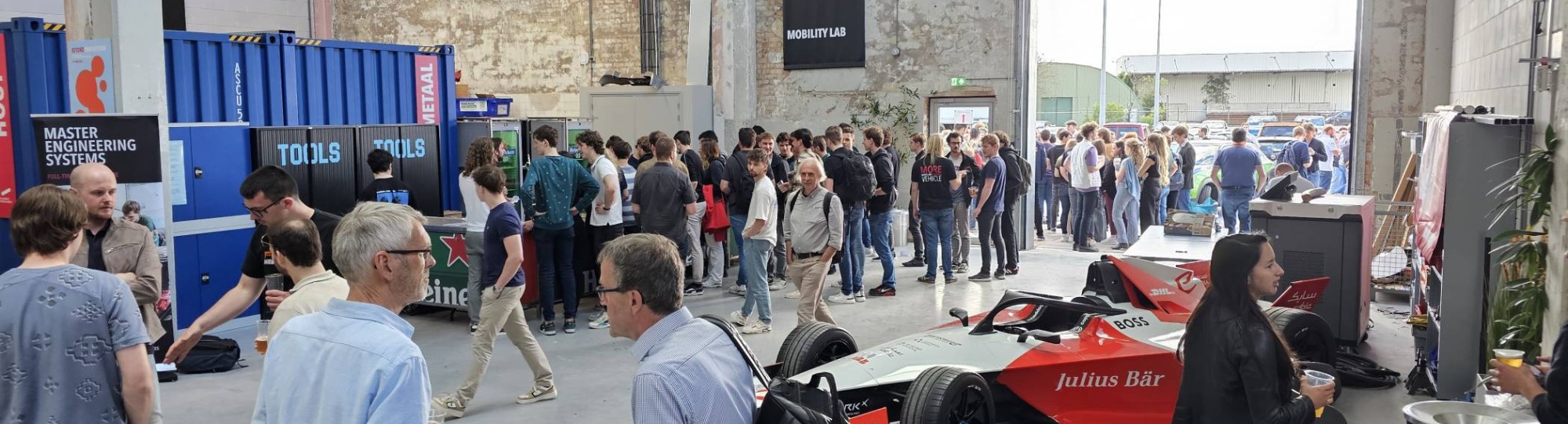 Sfeerfoto van het Symposium Beyond waarin studenten samen met docentonderzoekers en het werkveld hun semester 6 projecten presenteren op 19 juni 2024 in gebouw HAN at Connectr.