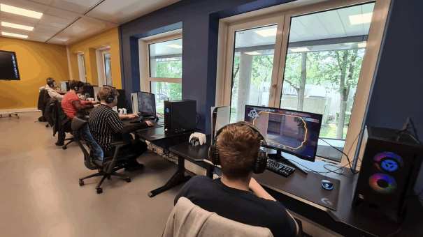 Esports talenten achter hun computer in het Esports Talent Center