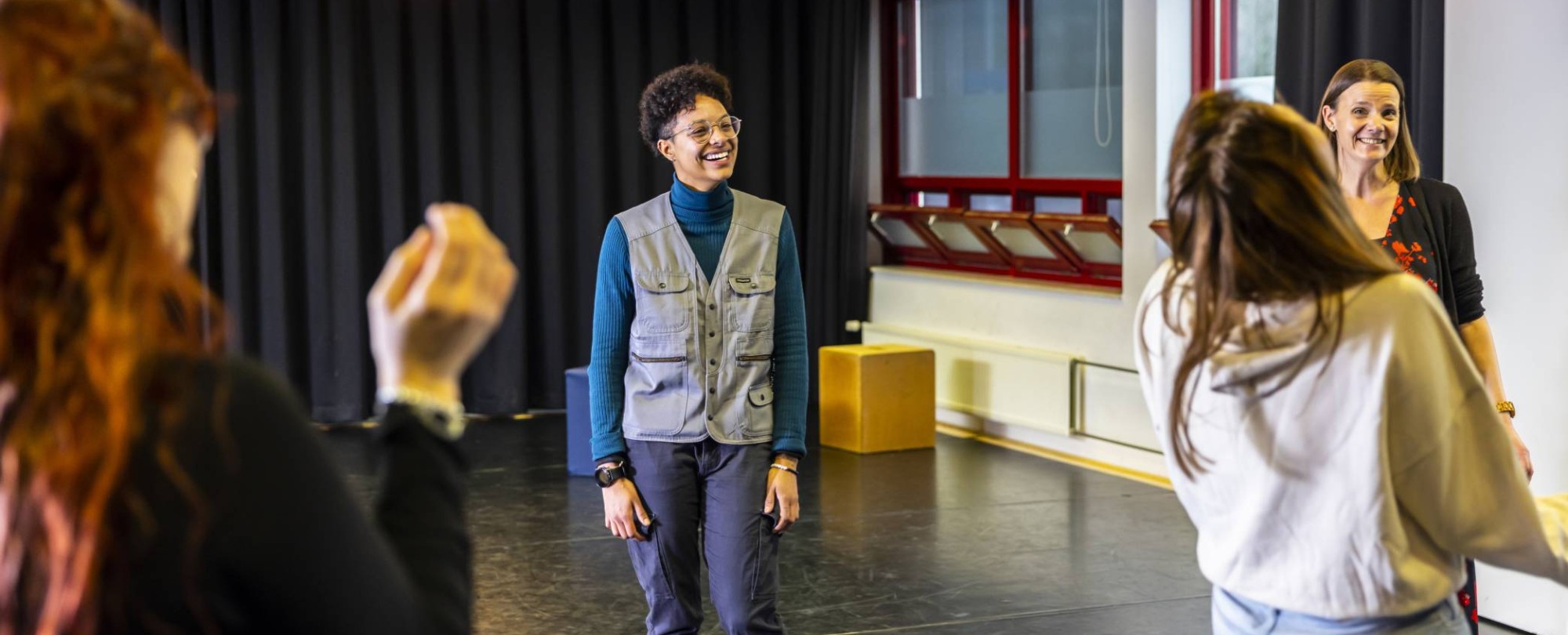 Vrouwelijke studenten HAN International-Social-Work volgens een creatief vak drama op de HAN, Kapittelweg 33