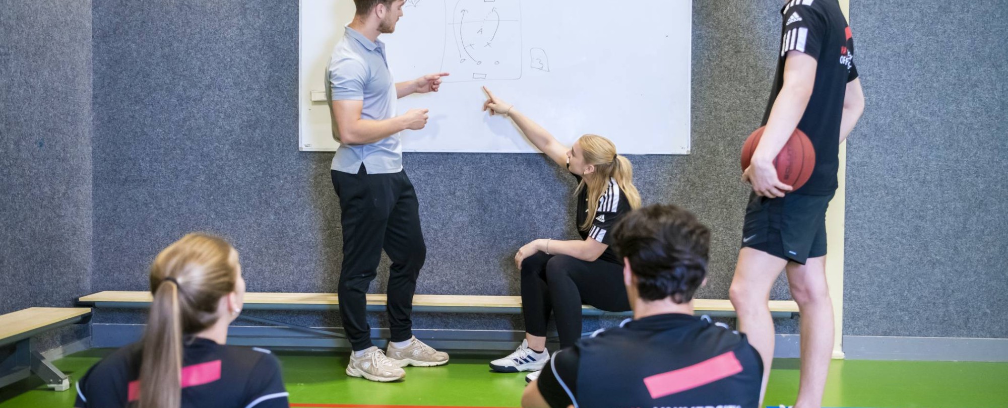 sport sportkunde en alo studenten en docenten op sportveld en gymzaal