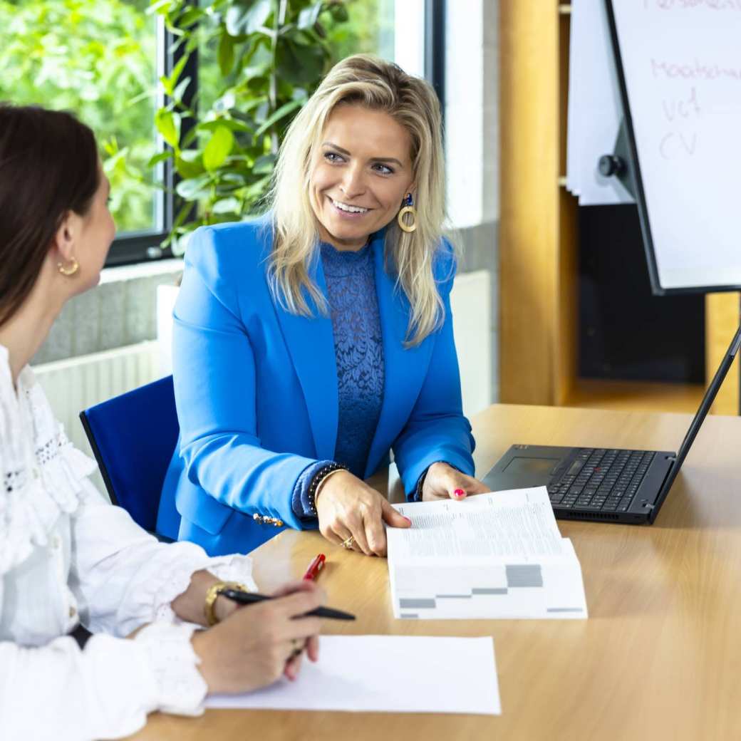 Docent legt iets uit aan student tijdens cursus