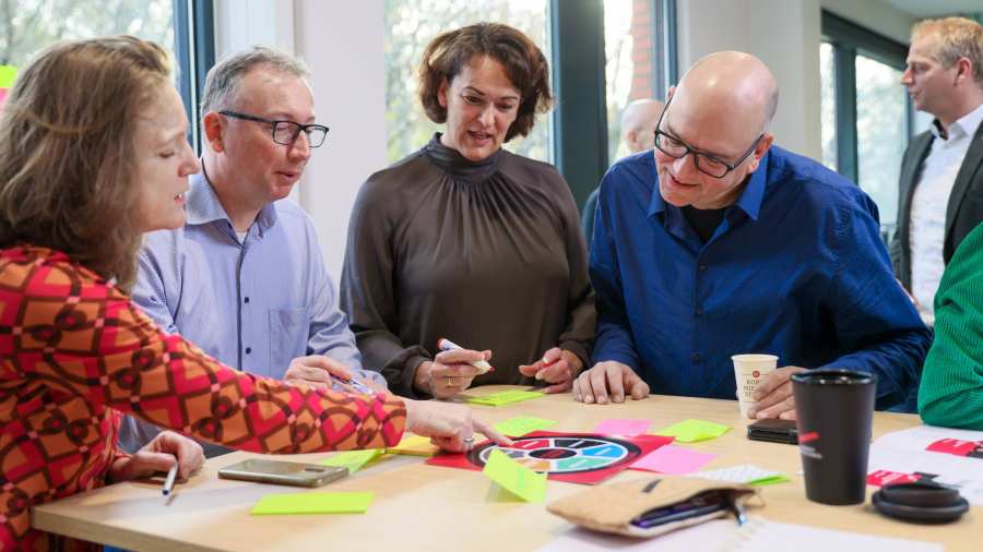 Collega's van het Centrum Meervoudige Waardecreatie in overleg en aan het werk.