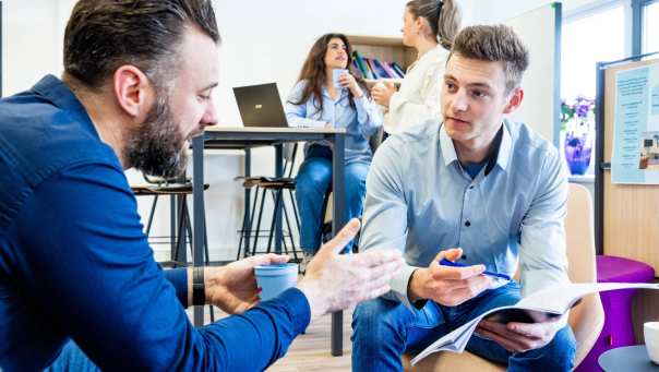 Studieadviseur Toegepaste Psychologie in gesprek met student