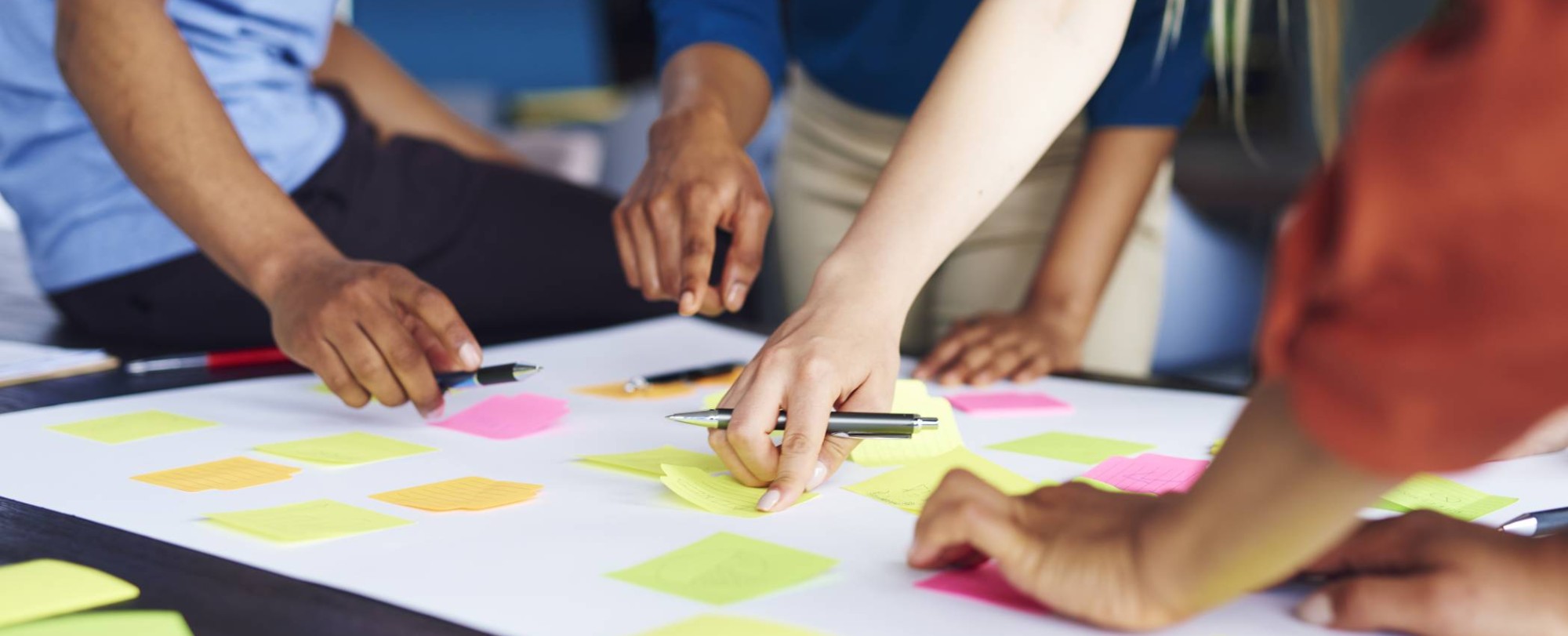 Deelnemers aan de cursus contentstrategie werken samen een customer journey uit met post-its op de HAN campus Arnhem.