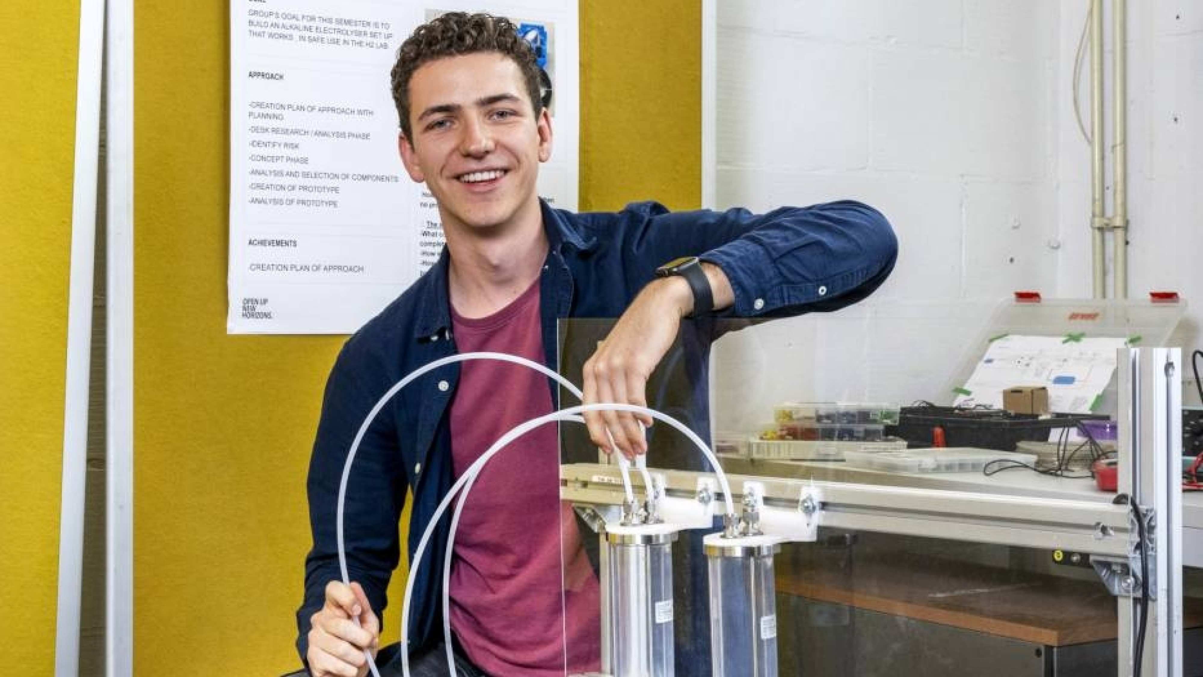 Tim Vianen, student Werktuigbouwkunde, in het waterstoflab van de HAN.