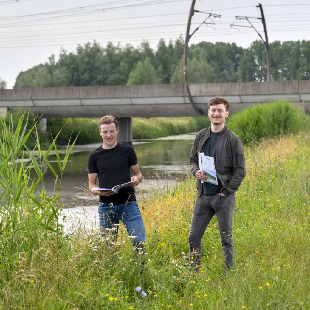 Studenten Civiele Techiek, Jos te Hennepe en Teun Wopereis doen onderzoek naar een duurzame fietsbrug. Staand beeld.