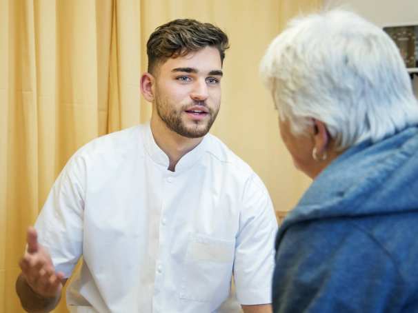 Voltijd Verpleegkunde student in gesprek met cliÃ«nt/ patiÃ«nt-4