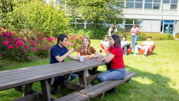 internationale studenten zitten bij elkaar