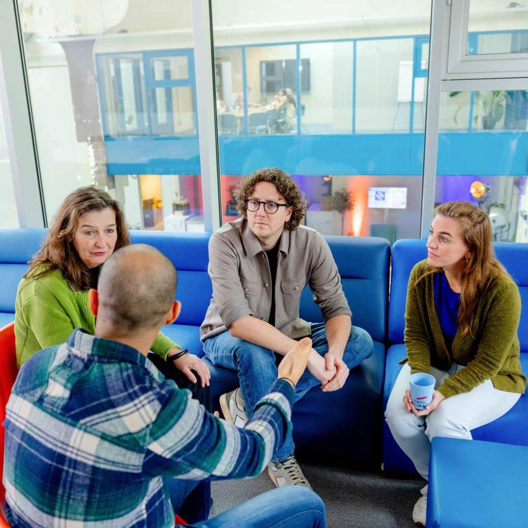 Student geeft uitleg en zijn groep luistert aandachtig. Master Circulaire Economie 2024.