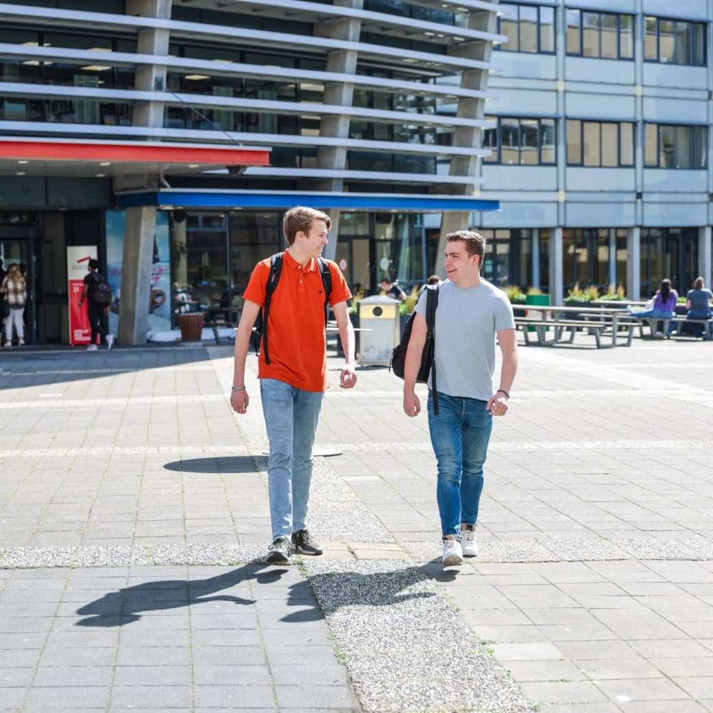 Studenten Logistics Management lopen buiten op de HAN campus in Arnhem