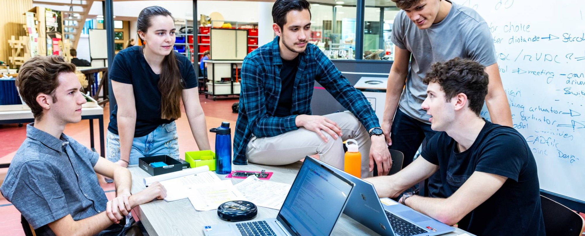 Studenten van de opleiding Embedded Systems Engineering overleggen bij het Health Concept Lab.