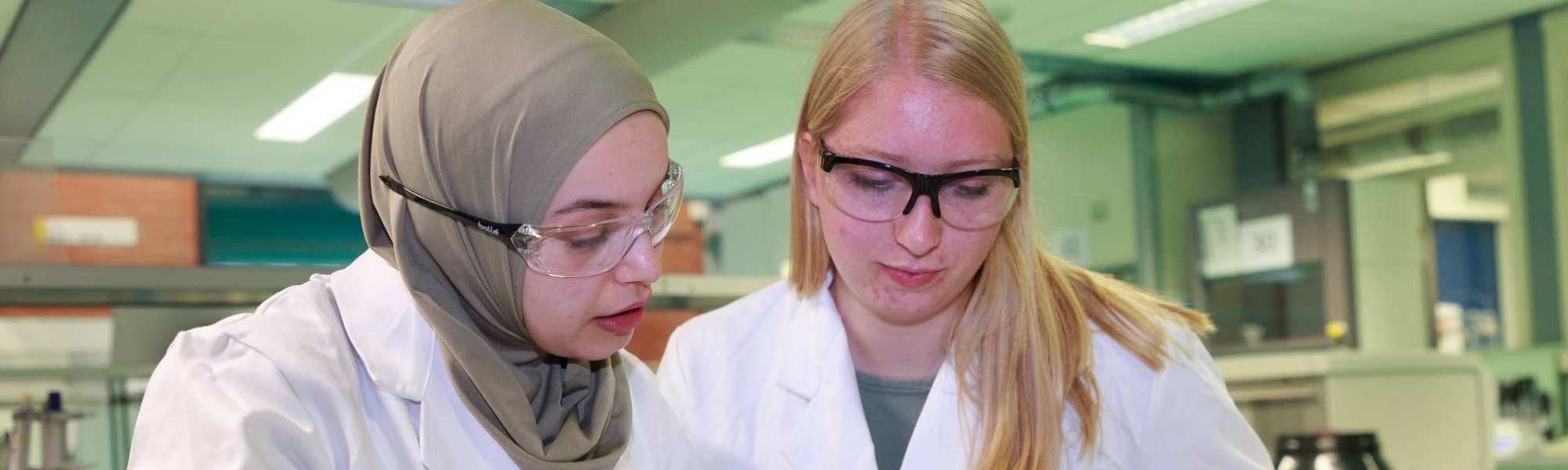 Studenten master Molecular Life Sciences Lisan Scholten en Nouhaila Belkassem tijdens een praktijkles op het lab